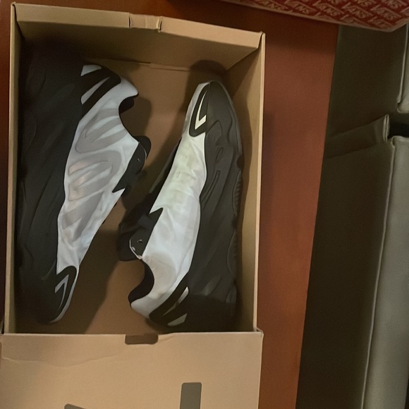 Yeezy 700 MNVN - Picture 2 of 8